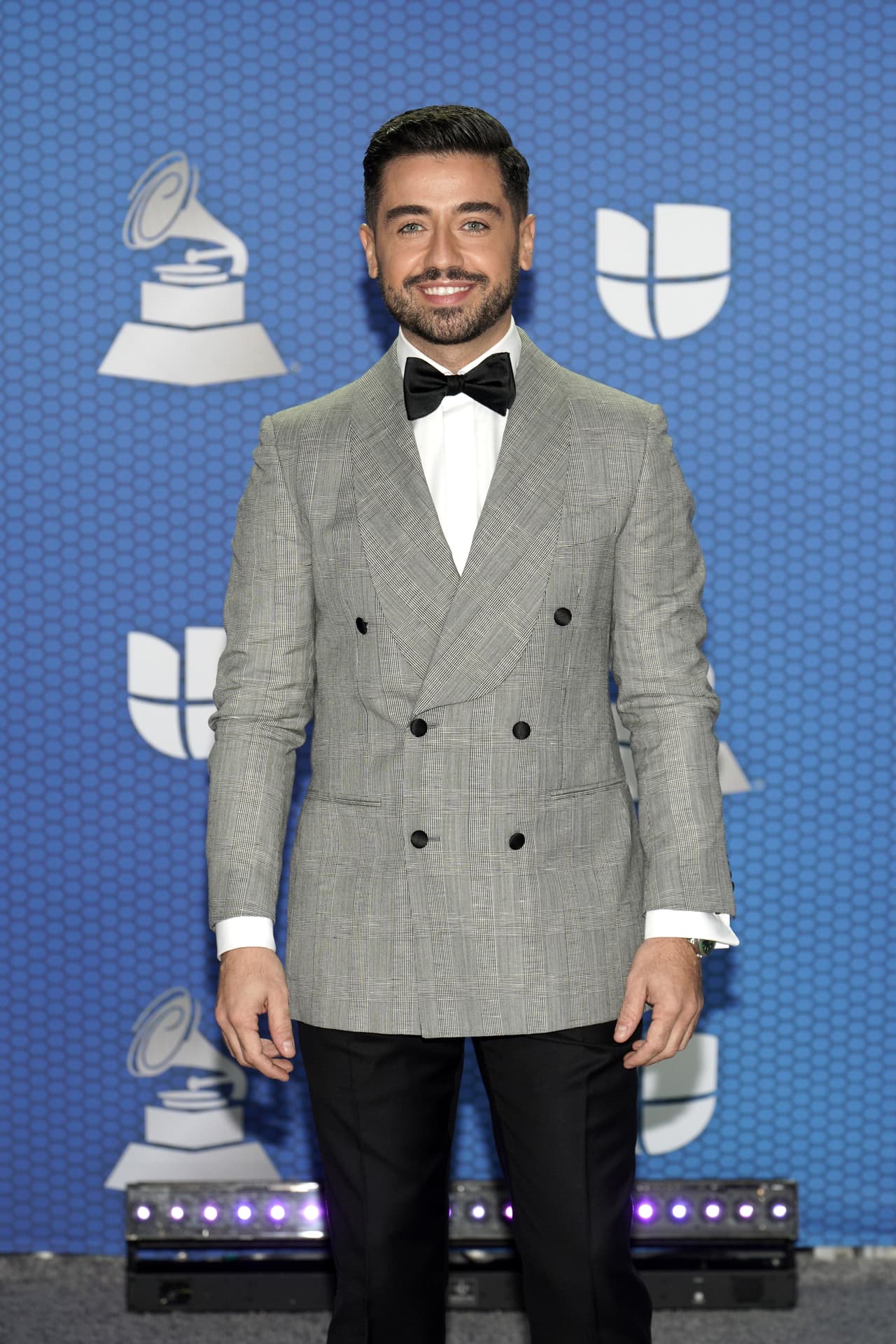 Borja Voces entrevistó a las estrellas de Latin GRAMMY 2020, con un estilo sobrio y elegante.