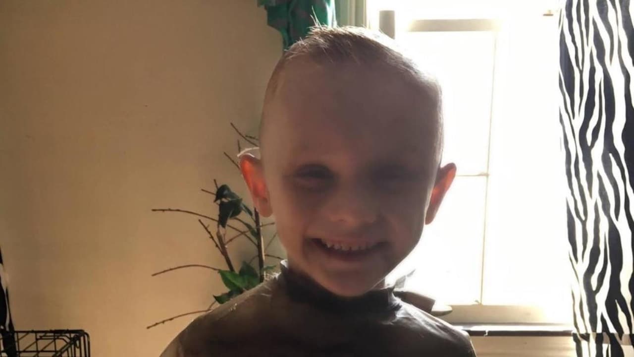 Este pequeño de 5 años fue reportado como desaparecido en abril de 2019. Más tarde fue revelado que había sido brutalmente golpeado hasta que murió. Los padres del pequeño AJ Freund fueron acusados de la muerte de este niño el 24 de abril, luego de que se encontrara el cuerpo Freund sin vida.