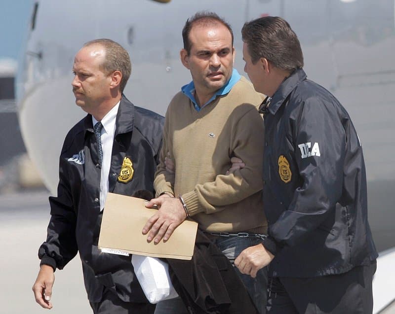 El caudillo paramilitar colombiano Salvatore Mancuso es escoltado por agentes de la DEA de Estados Unidos a su llegada al sur de la Florida el 13 de mayo de 2008.