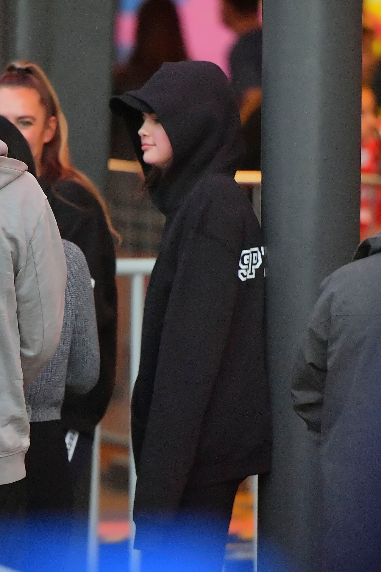 Sin embargo, lo único que quedó claro es que Selena Gómez se mantiene firme en su proceso de recuperación emocional. Hace menos de un año, en 
<b><a href="https://www.univision.com/entretenimiento/chismes/selena-gomez-se-interna-en-lugar-de-rehabilitacion-video" target="_blank">septiembre de 2018</a></b> , la artista decidió ingresar a un centro especializado en salud mental y emocional, a fin de adquirir herramientas que le permitan vivir bien, tras su trasplante de riñón.