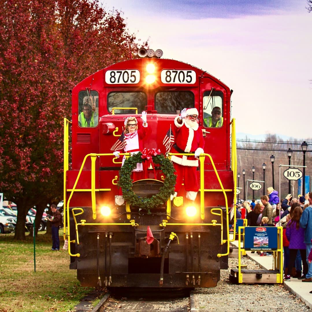 El Blue Ridge Scenic Railway cierra el año con broche de oro con el Holiday Express 2022. Entre el 25 de noviembre y el 23 de diciembre, en este viaje festivo de 1 hora puedes escuchar música navideña, la historia 'La noche antes de Navidad', disfrutar de un delicioso chocolate caliente u otros refrigerios disponibles para la venta. Los niños recibirán un cascabel de Blue Ridge Scenic Railway, un bastón de caramelo y un paquete de actividades mientras estén a bordo.