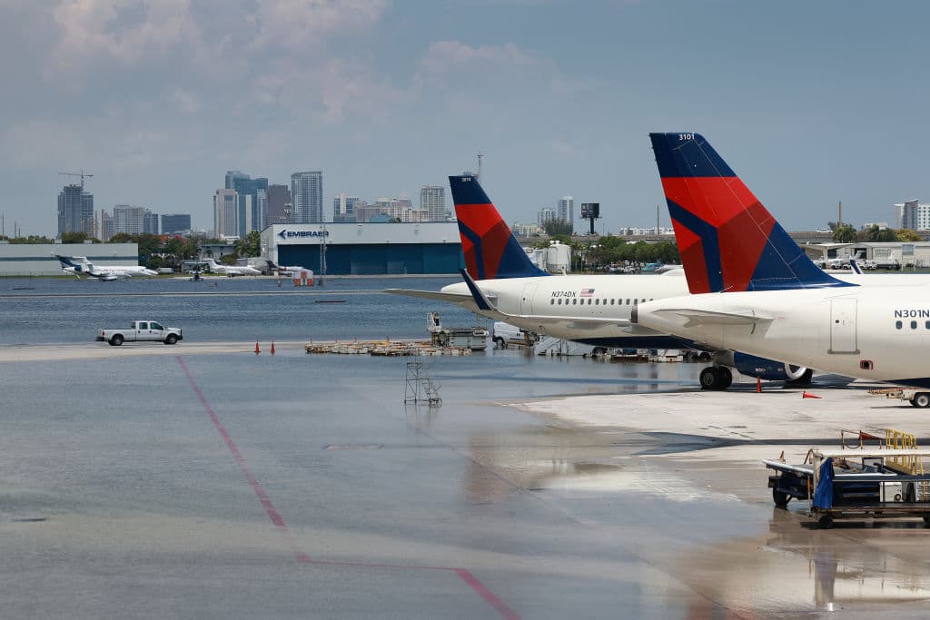 Otra imagen del Aeropuerto Internacional Fort Lauderdale-Hollywood muestra como la tormenta inundó las pistas del terminal aéreo, impidiendo su operación normal hasta el viernes 14 de abril.