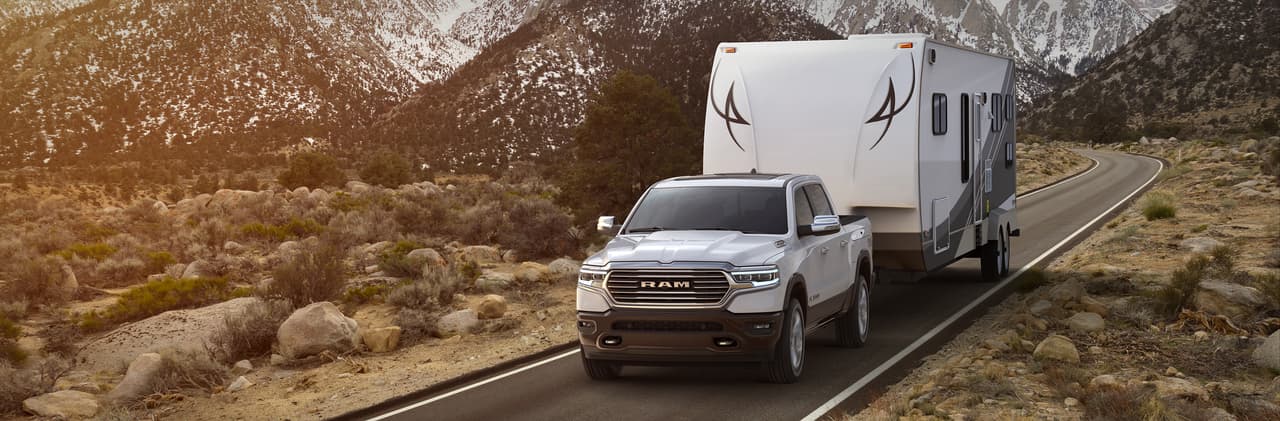 La RAM 1500 Laramie Longhorn 2019 contará con faros delanteros y traseros con tecnología de LED’s de serie. Sus llantas pueden ser de 20 a 22 pulgadas. A igual que el resto de la línea, la versión Laramie Longhorn podrá ser equipada con el motor 
<b> V6 </b>de 3.6 litros Pentastar de 309 caballos de fuerza o el motor 
<b> V8 HEMI</b> de 5.7 litros de 400 caballos de fuerza. Esta nueva pickup contará además con todos los beneficios que ya se anunciaron para esta quinta generación de la RAM, tales como una reducción de peso de 225 libras y un aumento en la capacidad de remolque de 12,700 libras.