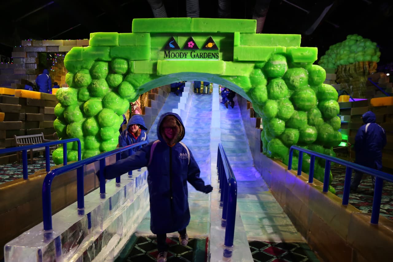 El deslizadero de hielo, el favorito de los visitantes más pequeños.