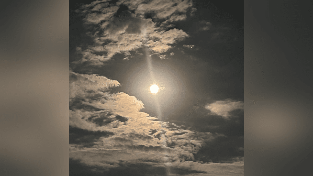 Sobre San Antonio, Texas, la luna casi tenía el resplandecer como de un sol en la apariencia de las fotografías.