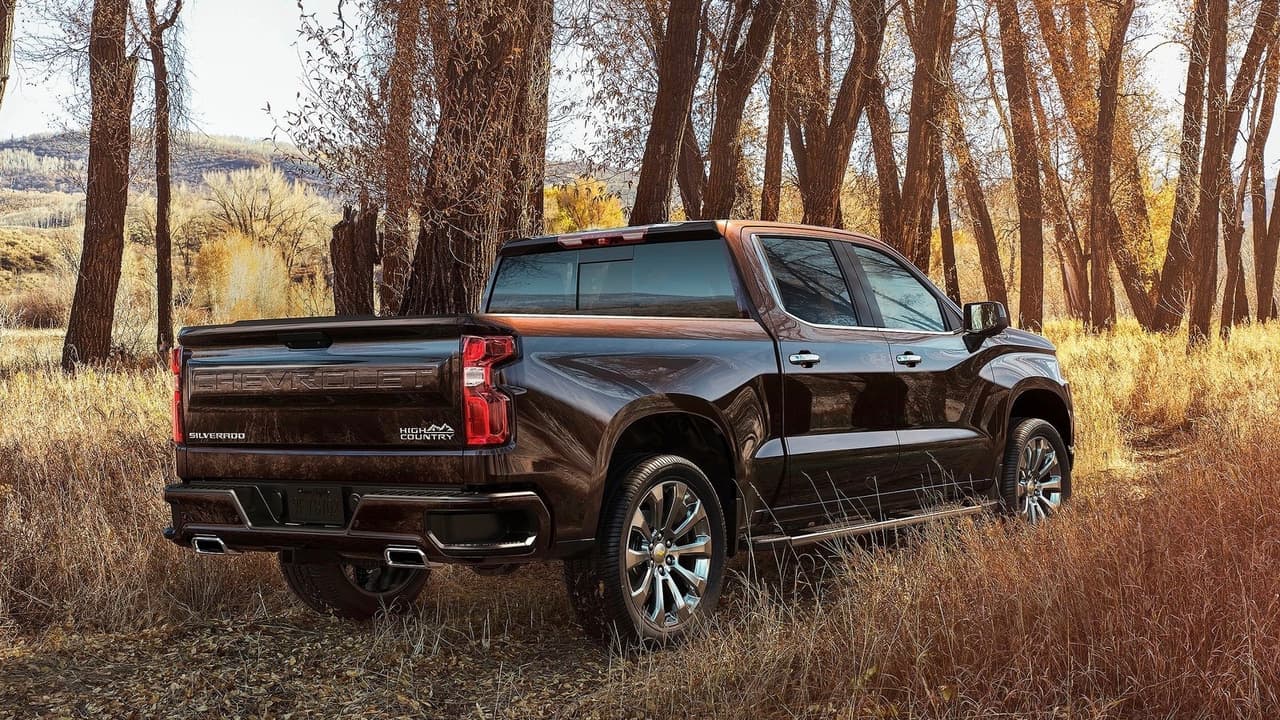 <h3 class="cms-h3-H3">¿Qué hay de nuevo?</h3>
<br>La cuarta generación de la Chevrolet SIlverado fue presentada en el invierno 2017-2018 y las primeras unidades comenzaron a llegar a los concesionarios en el verano de 2018. Su diseño es totalmente nuevo. Su línea de motores incluye un V6 a gasolina de 4.3 litros, un V8 a gasolina de 5.3 litros, un 6 cilindros en línea de 3.0 litros diésel siguiendo los pasos de Ford y Ram, y 
<b>el único <a href="Conoce la primera pickup grande en usar un motor con solo cuatro cilindros" target="_blank">4 cilindros turboalimentado</a></b> utilizado en una pickup de su tamaño. Chevrolet por primera vez diferenciará visualmente la versión 1500 de la Silverado de sus 
<a href="https://www.univision.com/noticias/chevrolet/esta-es-la-nueva-chevrolet-silverado-hd-2020-fotos" target="_blank">hermanas de trabajo pesado</a>, las cuales llegarán en 2019 como modelos 2020.
<br>
<b>¿Vale la pena?</b>
<br>La Silverado siempre ha sido una camioneta muy competente y esta nueva generación no es la excepción. Su nuevo motor de 4 cilindros puede hacerla atractiva para las flotilla de trabajo. Para los usuarios individuales la elección en relación a la Ford F-150 y la Ram 1500 es cuestión de lujo, por lo que el nuevo aspecto de la Silverado podría afectar negativamente sus posibilidades,
