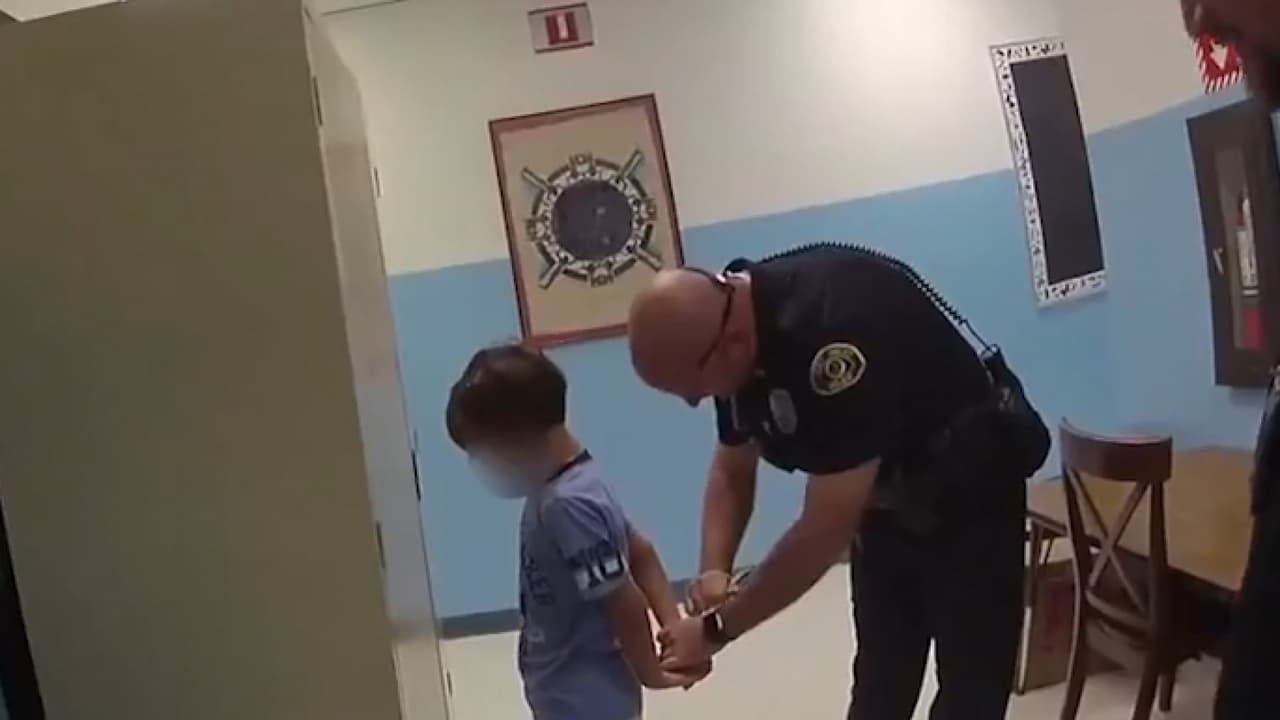 "Lo esposaron y metieron en una cárcel de adultos": madre de niño de 8 años arrestado demanda a la escuela y la policía