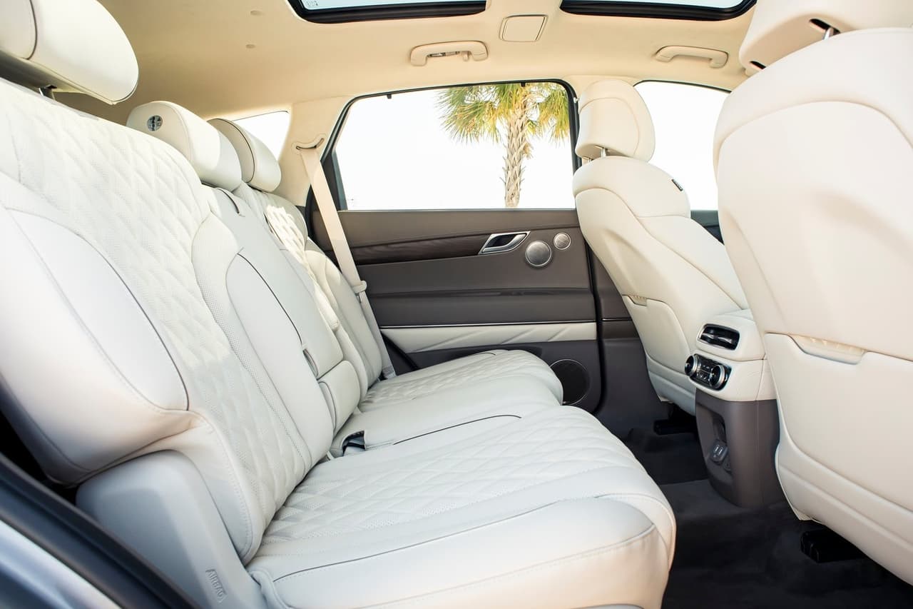 Según el fabricante, la cabina del GV80 se vuelve más silenciosa a medida que avanza por la carretera, gracias en parte a un nuevo sistema de cancelación de ruido activo que no solo contrarresta los sonidos del motor, sino también el ruido de la carretera y el viento.