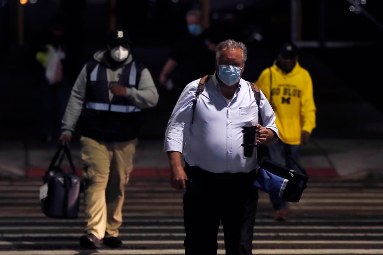 Empleados del primer turno en la planta de camiones FCA Warren de a su llegada para la reapertura. Fiat Chrysler, Ford y General Motors, reiniciaron el 18 de mayo las líneas de ensamblaje detenidas durante varias semanas por la pandemia.
<br>