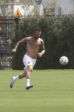 David Beckham se hizo con el balón, convirtiéndose en una amenaza en la cancha.