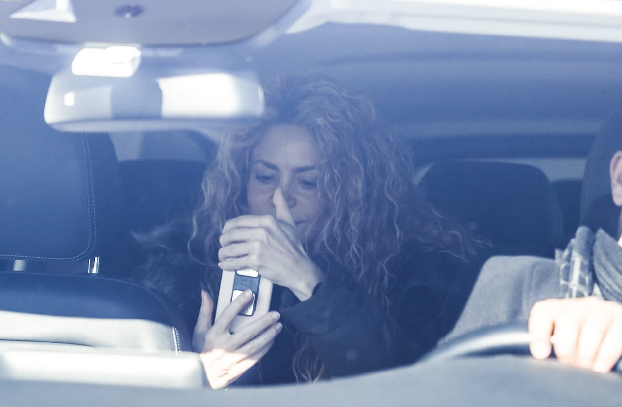 Y Shakira le siguió los pasos: también fue vista documentando lo que ocurría alrededor de su hogar en Barcelona.