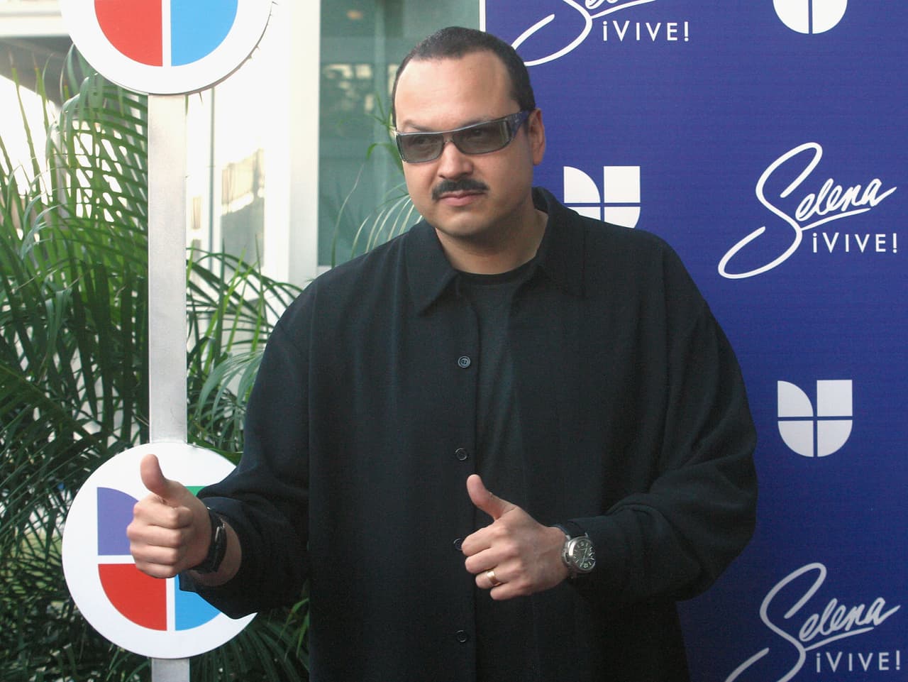 No me queda más fue interpretada por Pepe Aguilar; la canción que utiliza una base de mariachi, ha sido aclamada por los críticos como una de los mejores éxitos de Selena.