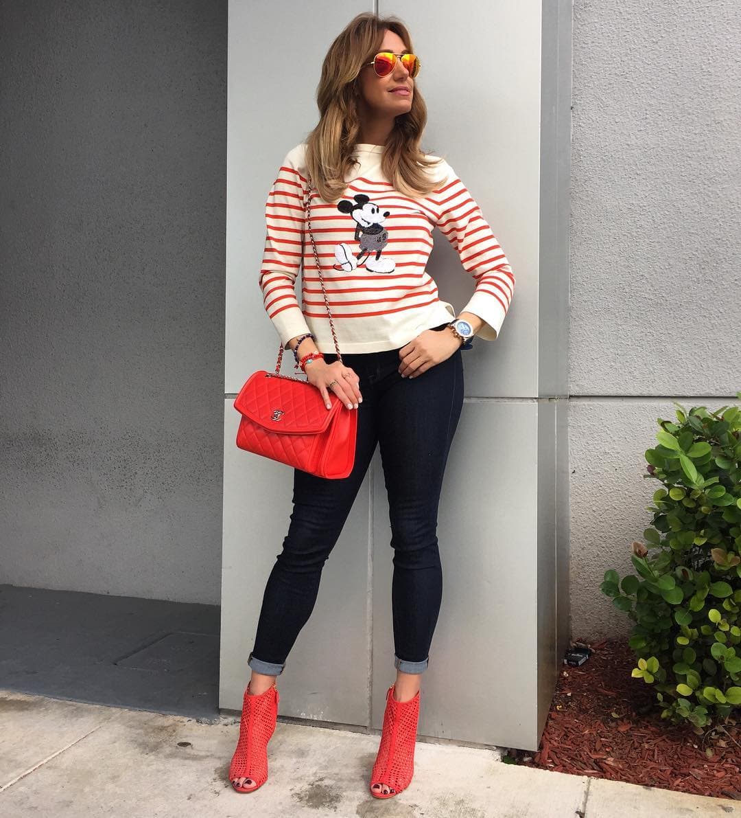 Los jeans ajustados son parte de su guardarropa.