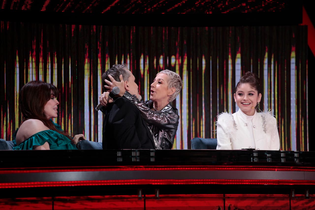 El siguiente en el panel de jueces fue Miguel Bosé. "Cariño mío", le dijo la cantante española al juez, antes de besarlo en los labios.