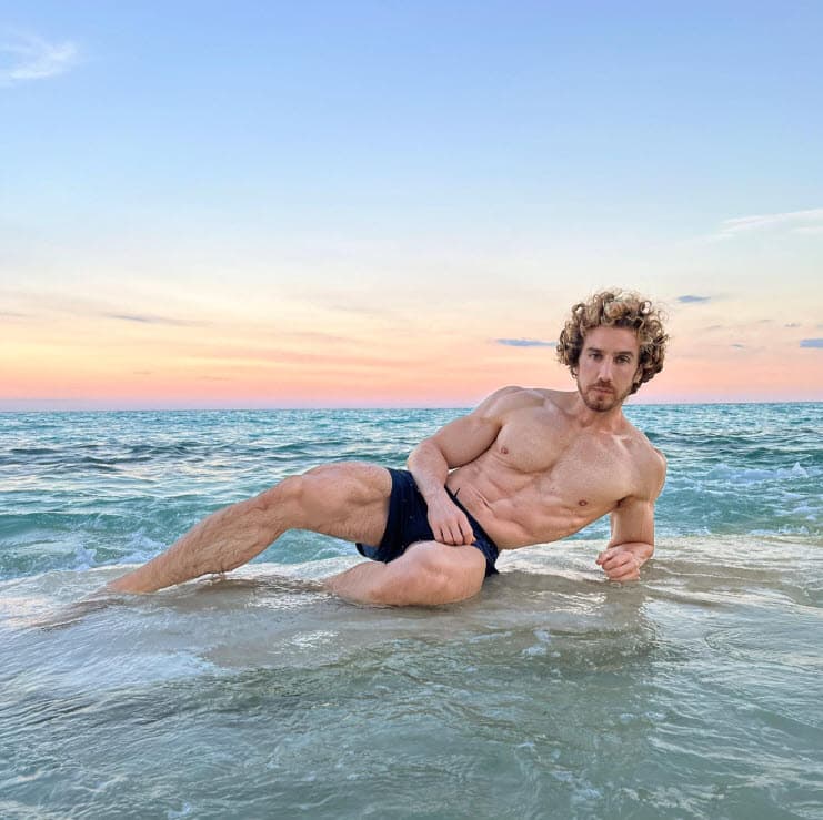 Ambos presumieron su atlética figura al posar en traje de baño en diferentes escenarios.
<br>