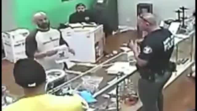 Inculpan a policías por vandalizar dispensario de marihuana