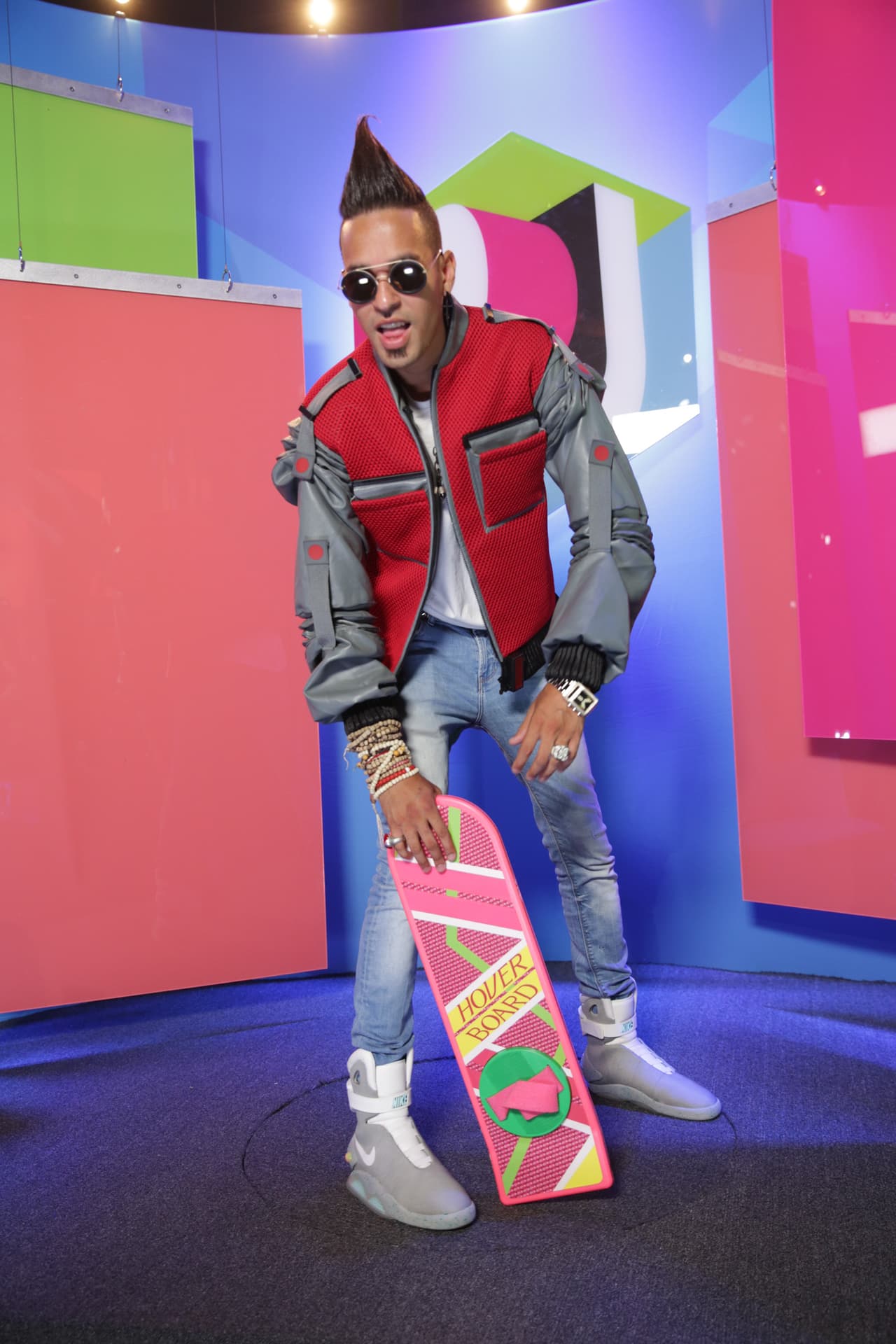 El toque que lo caracteriza como parte de su excéntrico look, fue el peinado.