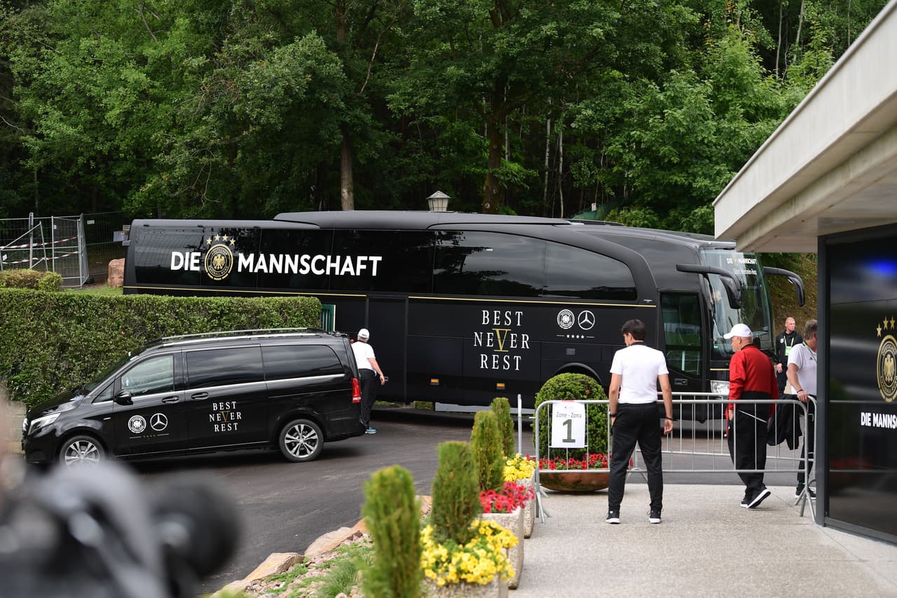 Este año de nueva cuenta han elegido a Mercedes-Benz para sus traslados al menos en Alemania y países cercanos. El diseño de la carrocería, toda en negro, es una de sus particularidades.