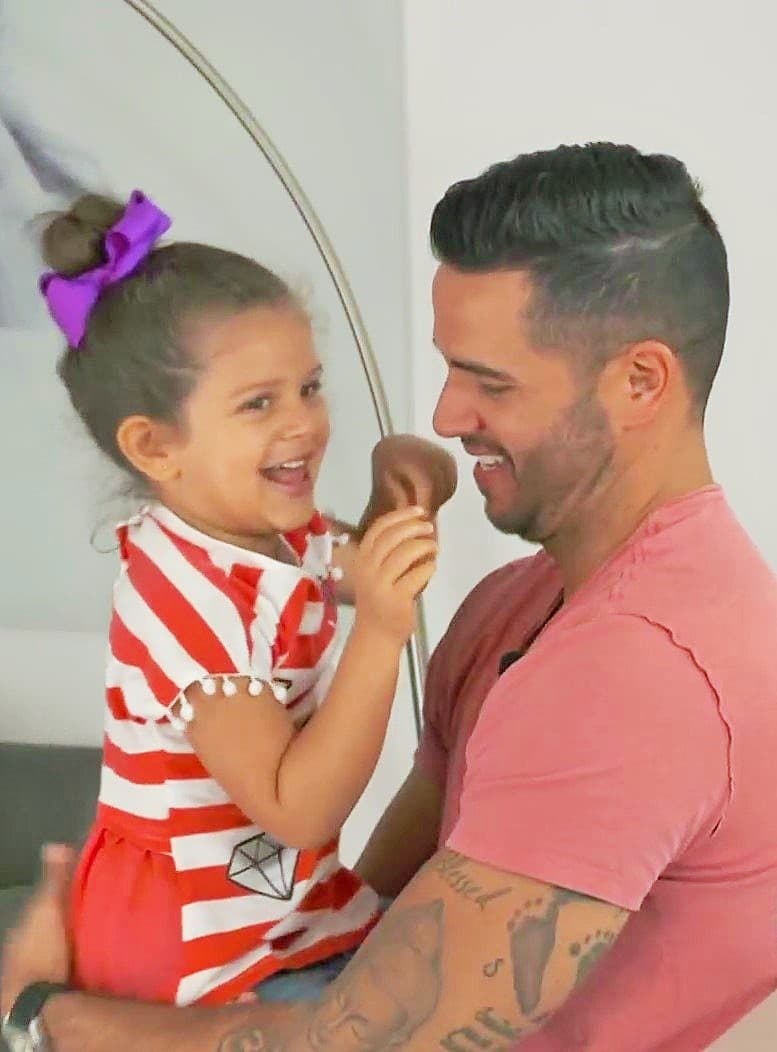 En Despierta América, otro de los afortunados en ser padres es el chef Yisus. En el programa del viernes le preparamos un video en el que escuchó decir a Anabella, su hija de 4 años, lo mucho que lo ama y que lo ve como un superhéroe.