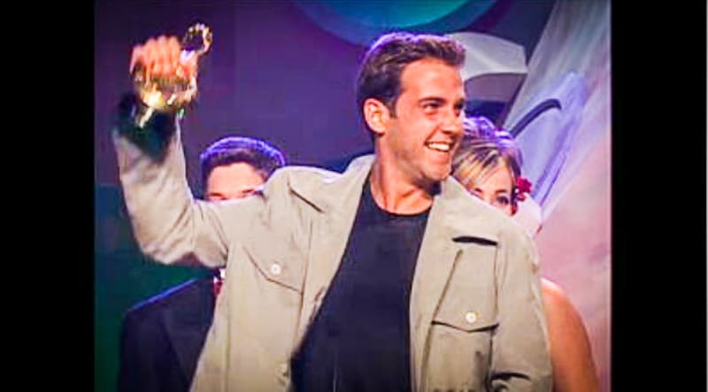 El actor y cantante, Carlos Ponce, fue la Revelación del Año en la categoría Pop. Más tarde, interpretó la canción 'Rezo', canción que forma parte de su álbum debut homónimo lanzado en 1998.