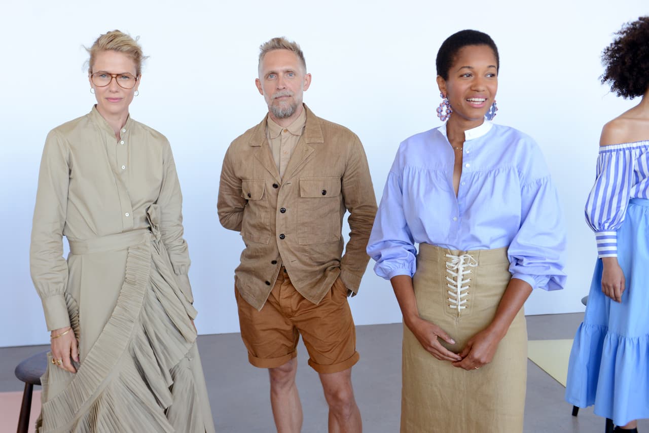 Y ¿la colección? J Crew presentó en Nueva York un juego de tonos azules y kaquis que tradujó las tendencias más importantes del momento como los boleros, el off-shoulder, lo militar y lo romántico a una versión fácil de usar y de combinar.