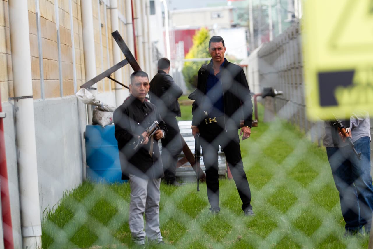 Con la ayuda de Mena, 
<b><a href="http://www.univision.com/series/la-piloto/alejandro-nones-es-oscar-lucio">Óscar</a></b> y 
<b><a href="http://www.univision.com/series/la-piloto/livia-brito-es-yolanda-en-la-piloto">Yolanda</a></b> puso en marcha un plan para entrar al hangar donde se encontraba su avioneta.