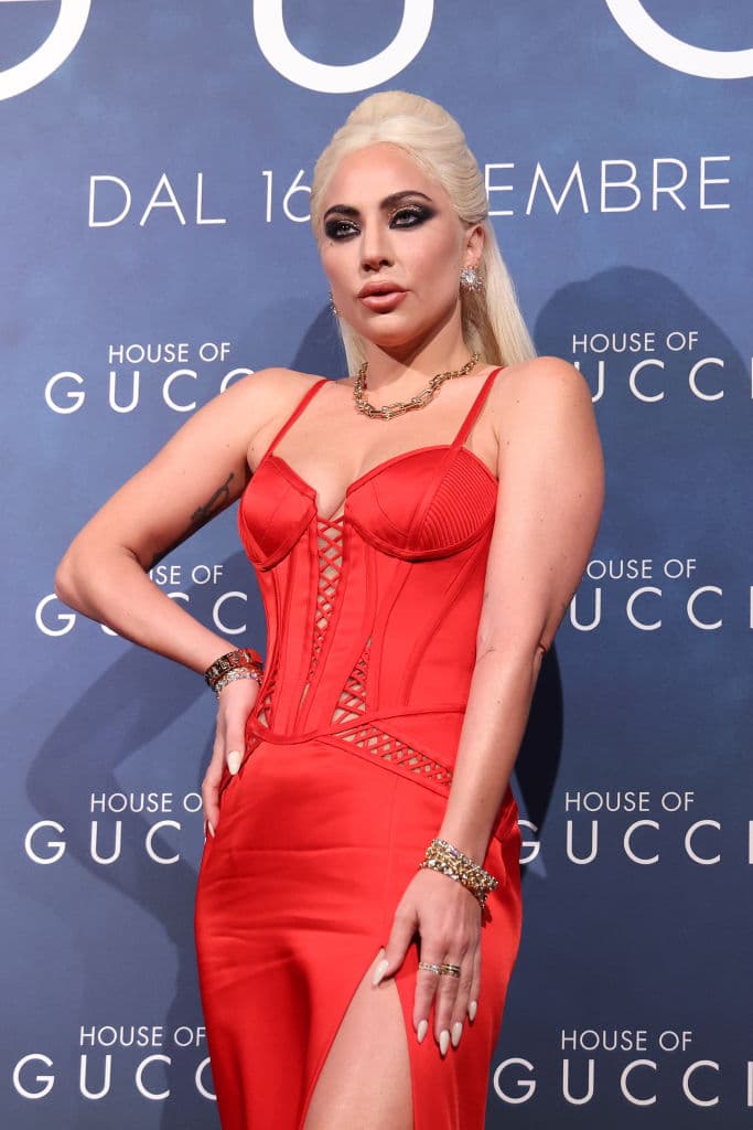 Al visitar Milán, Italia, se dejó ver con un vestido entallado color rojo de la marca Versace mostrando su gran sentido de la moda, justo como su personaje de Patrizia Reggiani en la cinta.