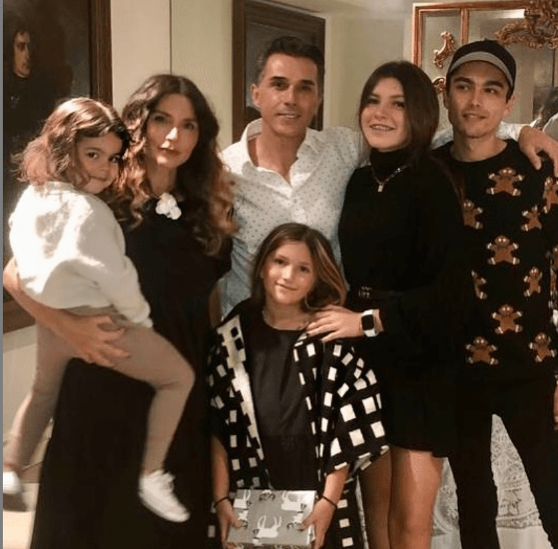 Después de 15 años de conceder esa entrevista, Issabela Camil sigue manteniendo un sólido matrimonio con Sergio Mayer. Actualmente, considera que su familia es "su red" y la razón por la que "quiere seguir día a día con los pies bien plantados y la cabeza arriba".