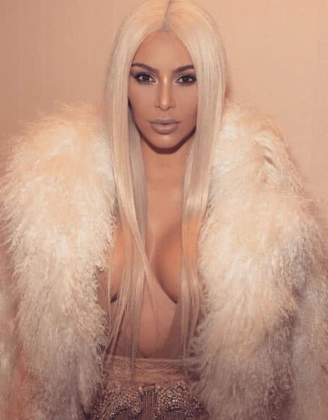 Kim prosigue: "Quiero que mi hija esté orgullosa de quien es. Quiero que esté cómoda con su cuerpo. No quiero que crezca en un mundo donde la hagan sentir menos por adorar todo lo que la hace ser una mujer".