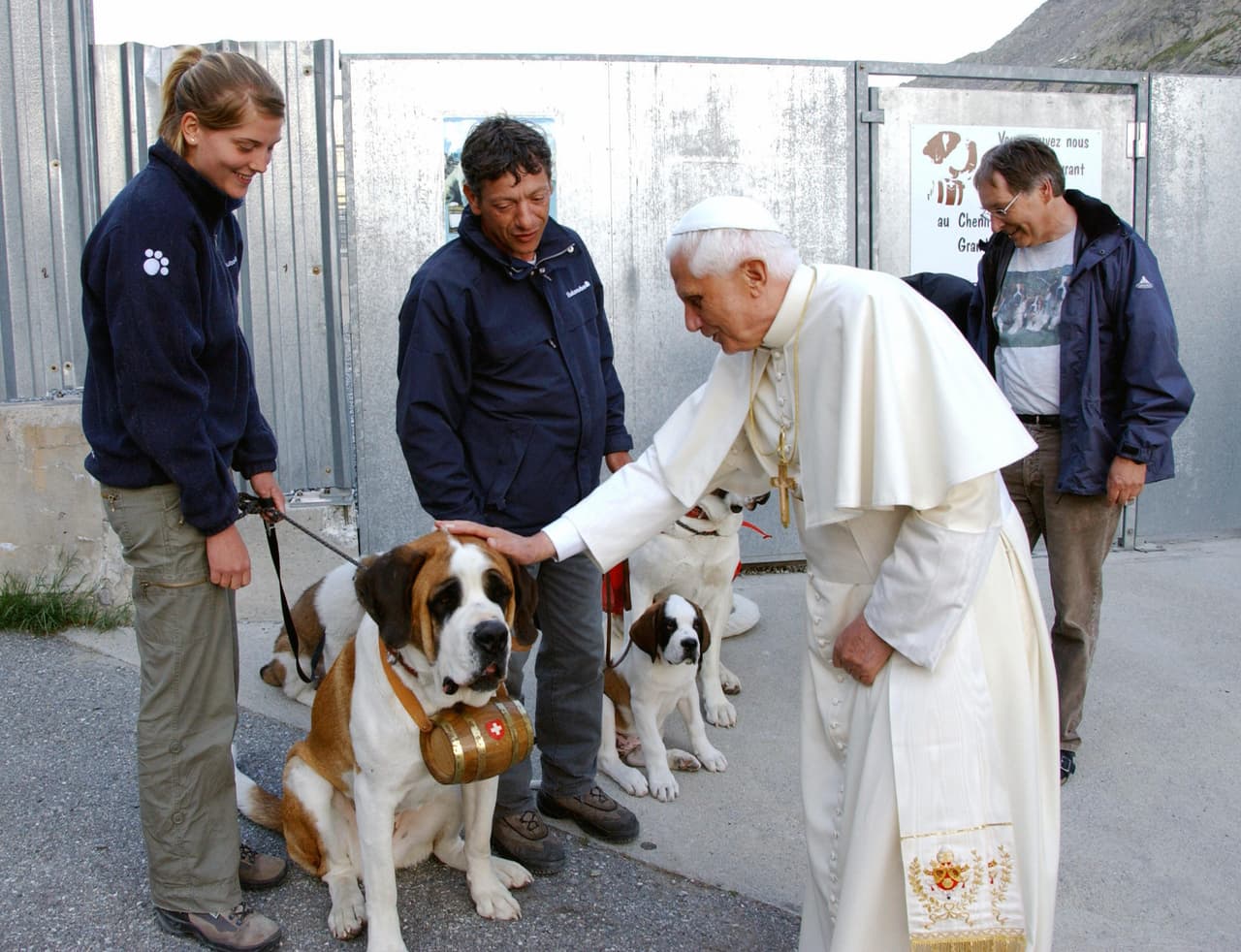 Durante una visita al Maison de Saint Bernard en 2006, también tuvo un bello momento con un grupo de perros San Bernardo.