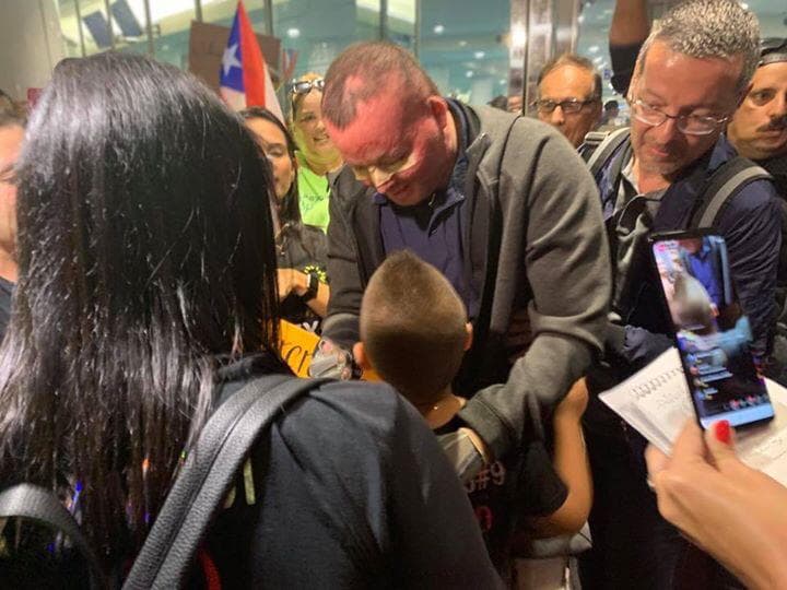 Familiares y amigos de Alexis Hernandez lo reciben en Puerto Rico tras siete meses de recuperación en San Antonio. El joven estaba recluído en un hospital especializado en quemaduras.