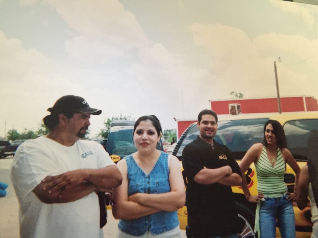 Entregando regalos en las calles de Midland, TX.