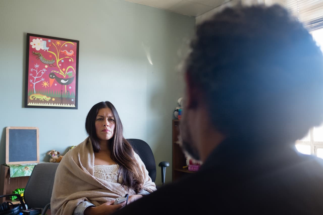 Abad se cambiaba los nombres para poder encontrar trabajos, una de las tantas fuentes de estrés en su vida como indocumentado. En la fotografía aparece con su esposa Michelle.