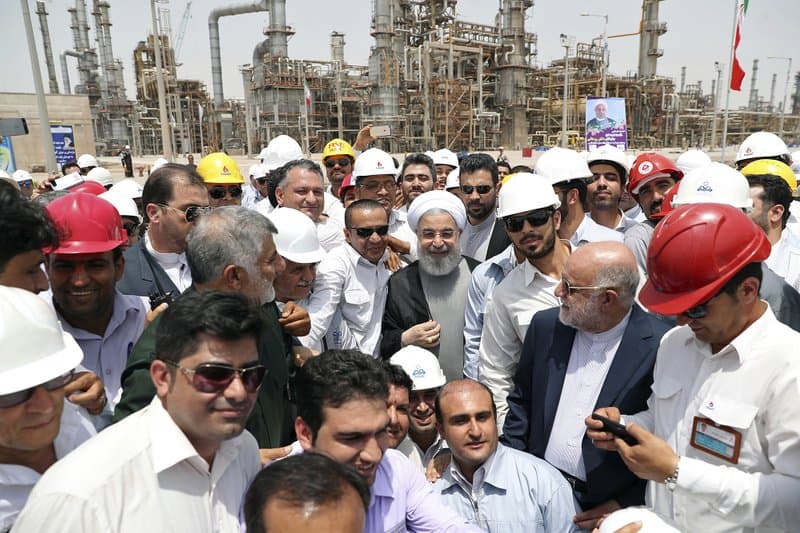 El presidente iraní, Hassan Rouhani, centro, inaugura la refinería de estrellas del Golfo Pérsico en Bandar Abbas, Irán. Cinco petroleros iraníes que ahora navegan a Venezuela probablemente fueron cargados con gasolina en Bandar Abbas.