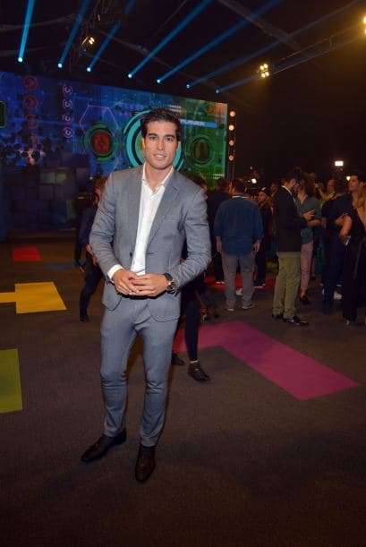 Como siempre, el talento de Univision llegó en grande a la alfombra de Premios Juventud. El azul, los colores vivos y la moda veraniega predominó.