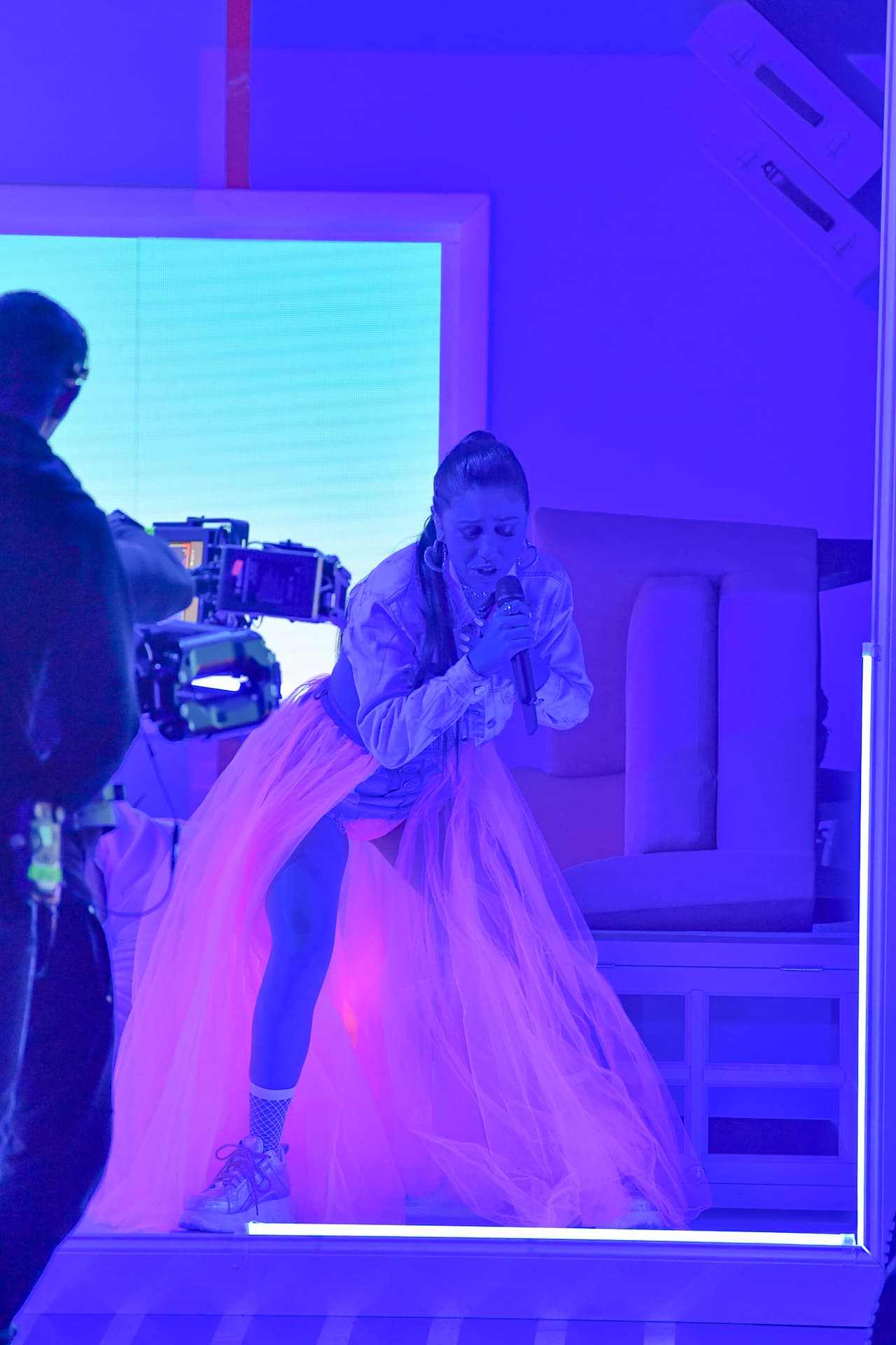 Navil terminó su performances fuera de la caja chueca.