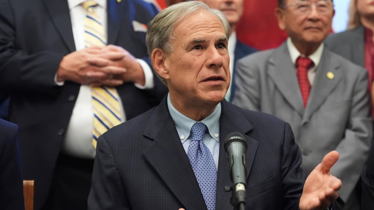 Gobernador Abbott ordena congelar solicitudes de visas H-1B en agencias y universidades de Texas