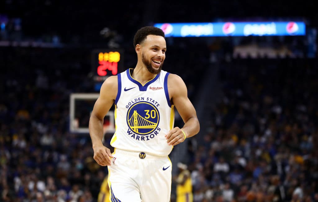 Stephen Curry donó un millón de comidas a estudiantes de Oakland que no pueden ir a la escuela debido al coronavirus.