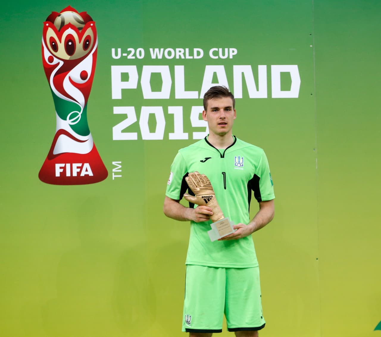 Andriy Oleksiyovych Lunin es portero ucraniano y juega con el Valladolid.