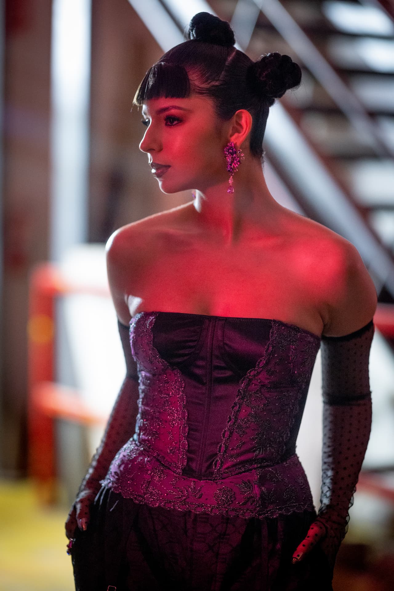 Por ejemplo, en el desfile de Rihanna's Savage X Fenty Show Vol. 4, lució un flequillo a media frente y la parte de la nuca completamente rapada.