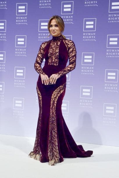 Jennifer Lopez no pierde el tiempo y como sabe que aún está de muy buen ver, elige vestidos tan sexys, con los que se lleva las mejores críticas.