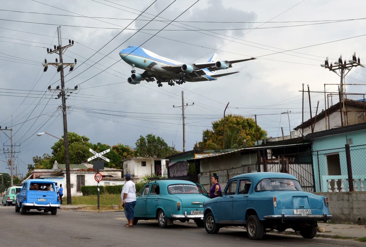 <b>El Air Force One sobre La Habana.</b> El moderno avión presidencial de EEUU sobrevuela los autos antiguos en las viejas calles de la capital de Cuba, inicio de la histórica visita de Barack Obama a la isla caribeña. 21 de marzo de 2016.