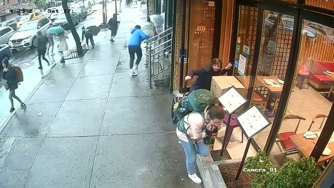 Balean a hombre afuera de una tienda de cigarrillos en Manhattan