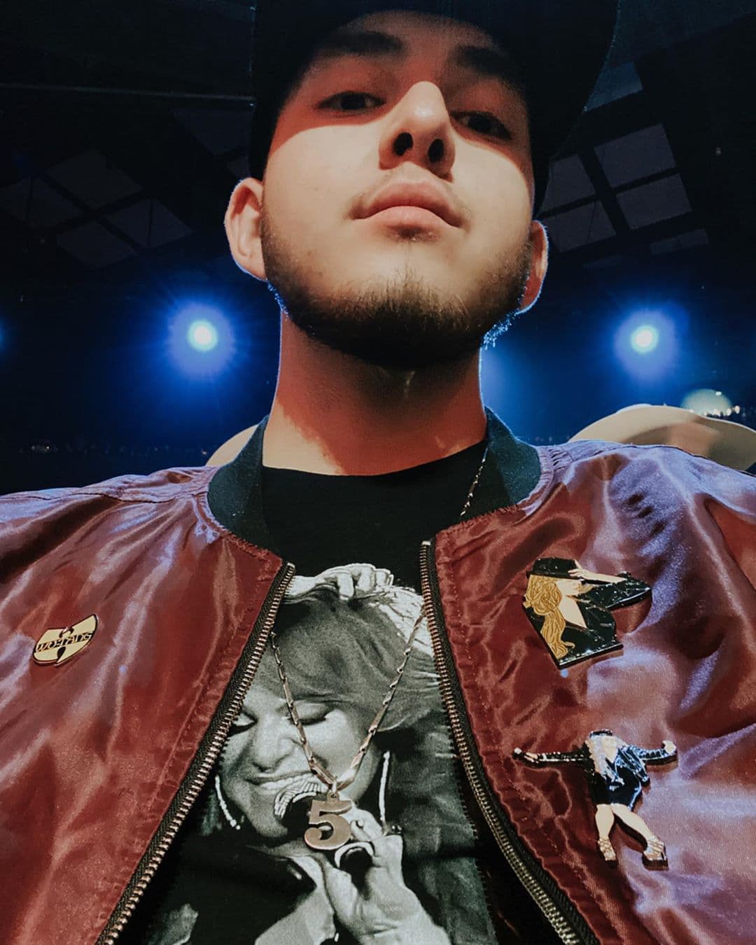 Admitió que en ocasiones se olvida de todo lo que logró Jenni como artista. “A veces 
<b><a href="https://www.univision.com/famosos/a-veces-olvido-quien-es-mi-mama-la-confesion-mas-cruda-del-menor-de-los-hijos-de-jenni-rivera-video" target="_blank">olvido quién es mi mamá</a></b> y de lo que fue capaz. Ella sola llenó este teatro gigante y las personas ya no lo hacen”, comentó en esa ocasión.