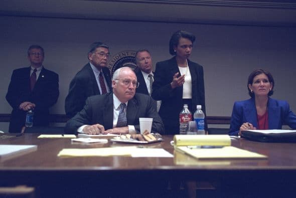 Los miembros de alto nivel de la administración Bush en el PEOC. (Imagen del Archivo Nacional de EEUU).