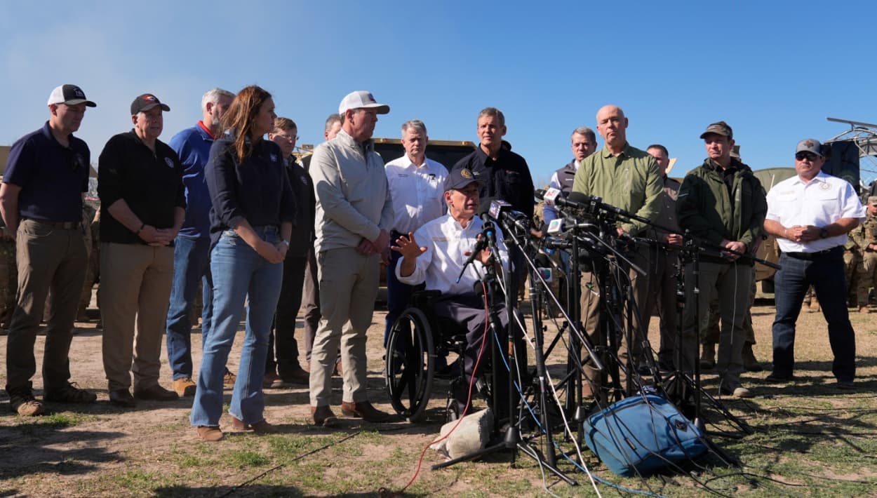 El gobernador de Texas junto a 13 gobernadores, que se reunieron para tratar la crisis migratoria que viven en la frontera sur.