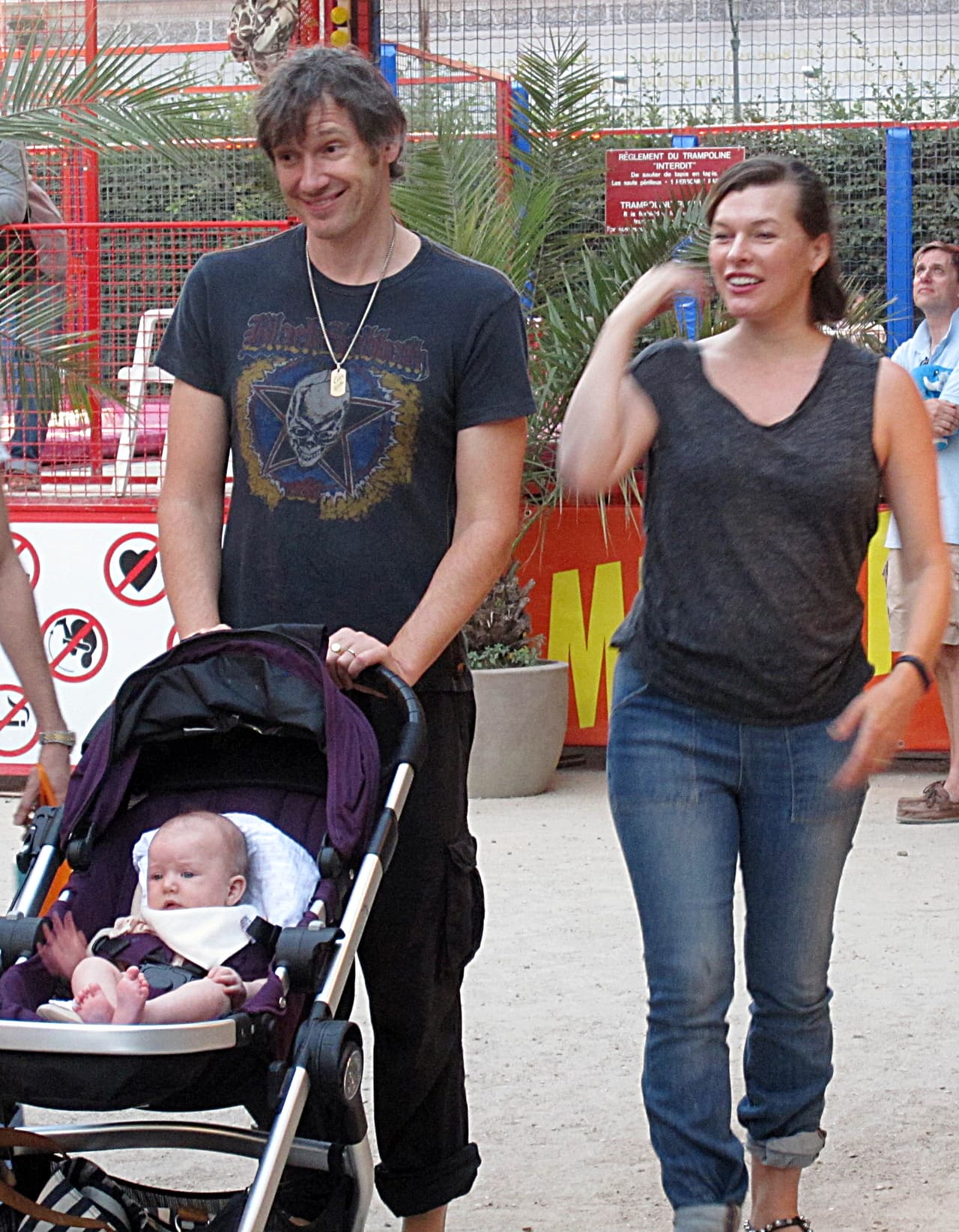 Su marido Paul W. S. Anderson y la actriz decidieron llevar a las pequeñas a la feria de Tuileries.