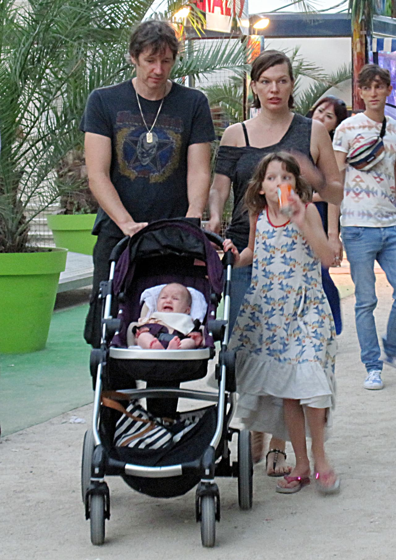 Después de largas jornadas de trabajo, no hay nada mejor que divertirse con los hijos y el marido.