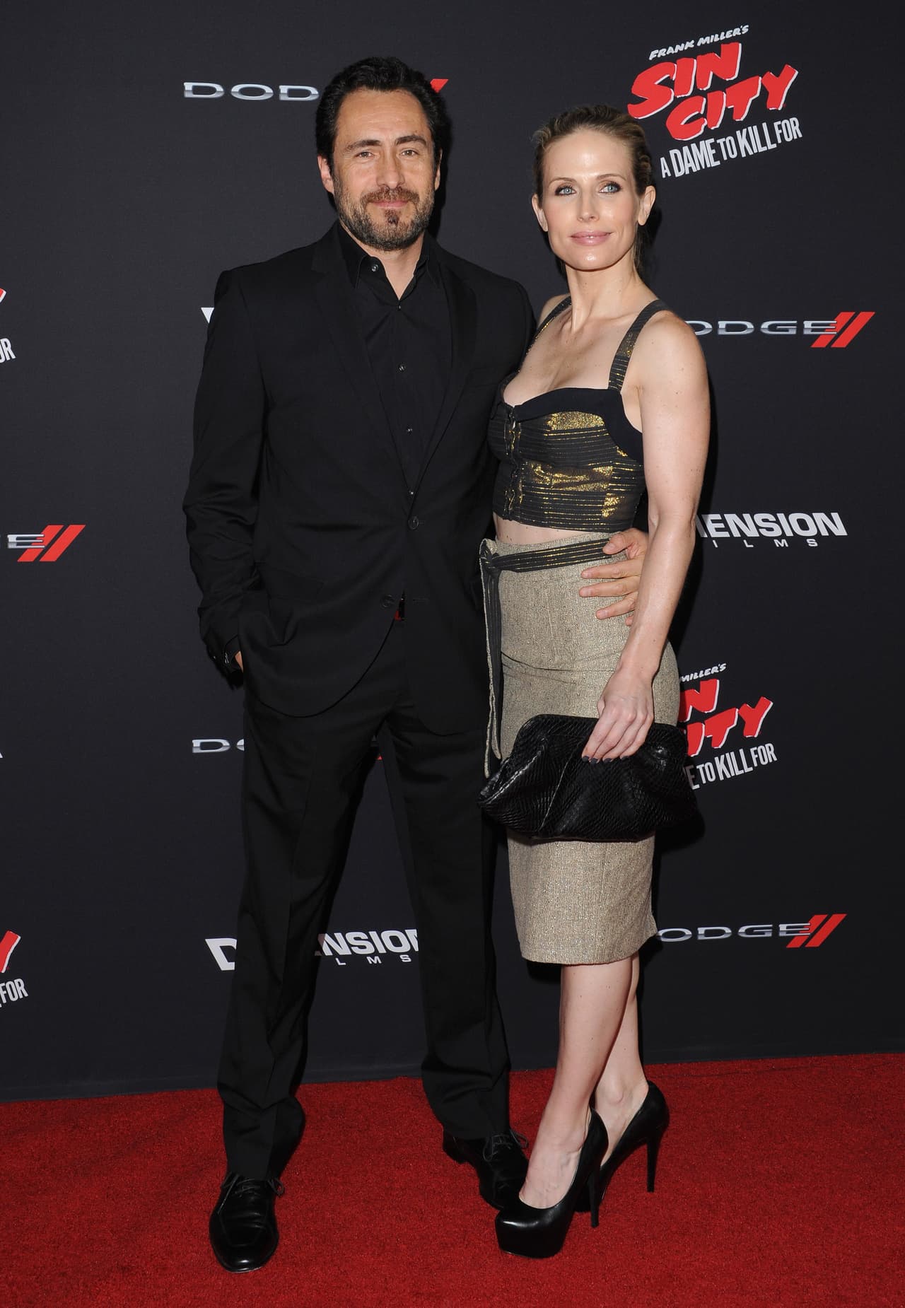 “Nuestras amadas familias y yo,
<b> <a href="https://www.univision.com/shows/despierta-america/el-emotivo-mensaje-de-demian-bichir-por-la-muerte-de-su-esposa-stefanie-sherk-video" target="_blank">estamos devastados</a> por este evento tan poderoso</b> que ha cambiado nuestras vidas para siempre. Una vez más les 
<b>pedimos su comprensión</b> para que podamos vivir este duelo en paz y privacidad en estos momentos tan tristes y difíciles”.