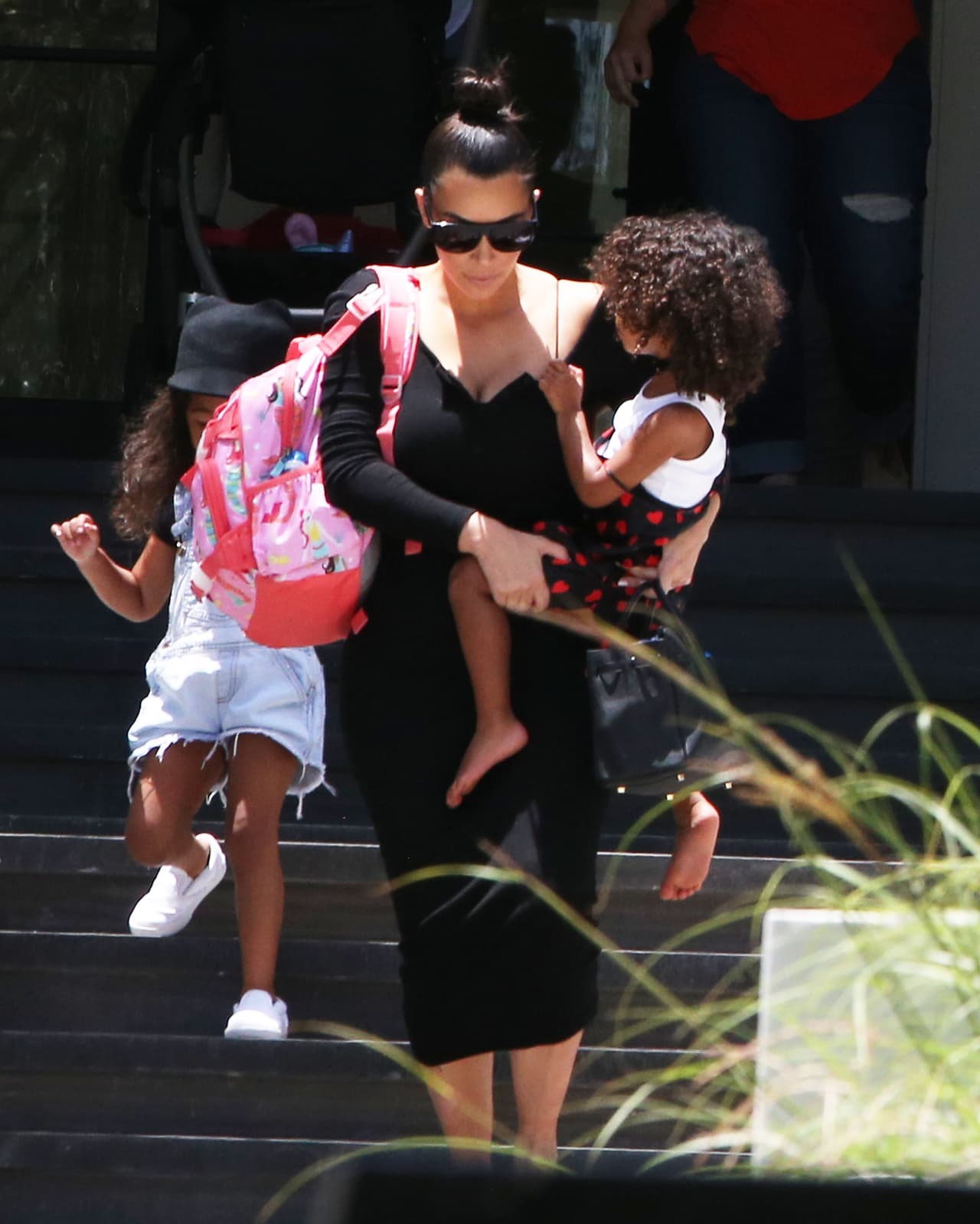 Kim caminó hasta la puerta de una mansión donde la esperaba North.